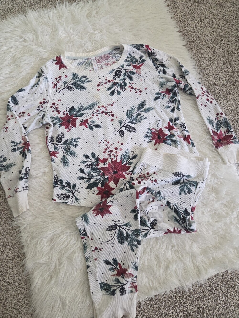 Women's Matching Top & Bottom Mistletoe Holiday Pajama Set - Picture 3 of 11